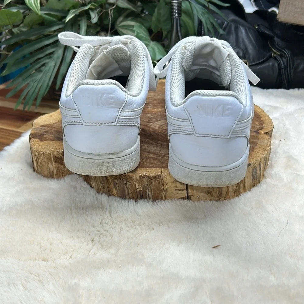 Nike low vision court shoes‎ women’s 8.5